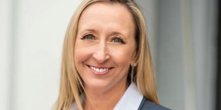 SARI FELTMAN headshot